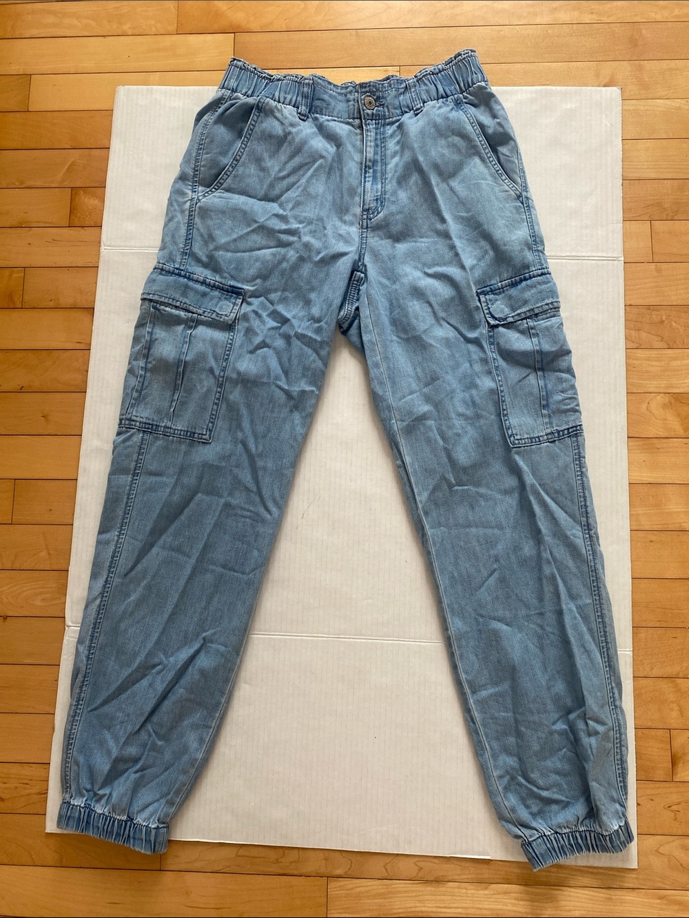 American Eagle Jogger style Chambray Jeans with elastic fitted ankle Size 4